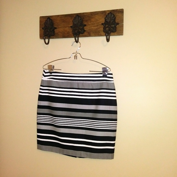 ๐ Banana Republic Color Block Striped Skirt - Picture 3 of 6